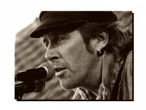Steve Crabb, chanteur écossais vivant en Bourgogne, écrit des chansons depuis son enfance.