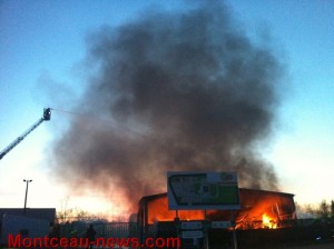 Incendie chez anciennement Merlin à Montceau-les-Mines VOIR VIDEO