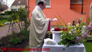 Messe catholique en plein air (Montceau)