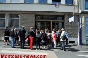Devant le commissariat de Montceau-les-Mines