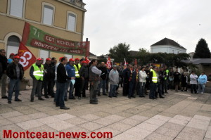 80 personnes devant la mairie de Saint-Vallier