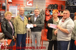 Remise des chèques cadeaux par Montceau Commerce