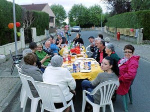 » Fête des voisins » (Montceau-les-Mines)
