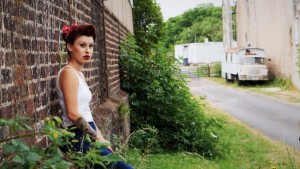 Elle adore vous tirer le portrait