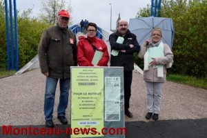 La CGT mobilise pour le 28 avril, ses militants tractent sur les passerelles