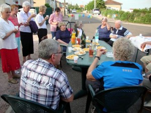 Fête des voisins : rue Guynemer à la Saule (Montceau-les-Mines)