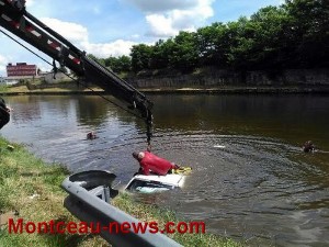 Voiture dans le canal à Montceau…