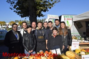 Sur le marché la table ronde est mise