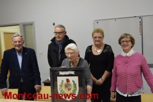 Marie Jeanne Leduc remet ses armoiries à la ville (Montceau)