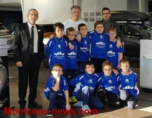 FC Montcenis – Sponsoring (Foot) : « Peugeot NOMBLOT » offre un jeu de maillots aux U11 du club