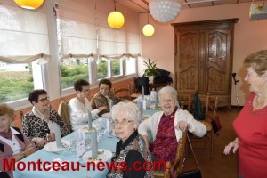 Résidence Les Peupliers : Apéritif et repas de Montceau Club