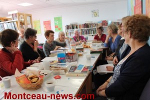 Elles aiment lire et viennent en parler à la bibliothèque à Pouilloux