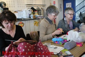 Les tricoteuses de la rue en plein travail à Saint-Vallier