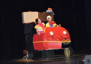 A l’embarcadère les enfants prennent la route avec des clowns
