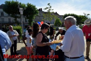 Raphael Gauvain et Caroline Ghulam-Nabi offrent un apéritif citoyen (Montceau)