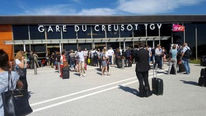 La gare de Creusot TGV et un TGV évacués