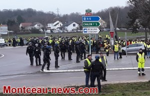 Rassemblement de gilets jaunes au rond-pont Jeanne Rose