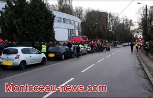Manifestation devant le commissariat de police du Creusot (Social)
