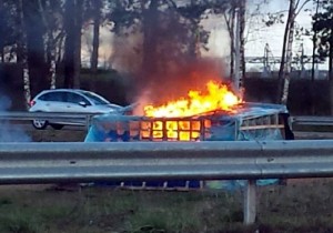 Réactualisé – Camp des gilets jaunes en feu