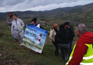 Réactualisé- Escalade de la roche de Solutré par les gilets jaunes (Social)