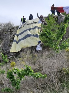 Suite de l’escalade de la roche de Solutré par les gilets jaunes (Social)