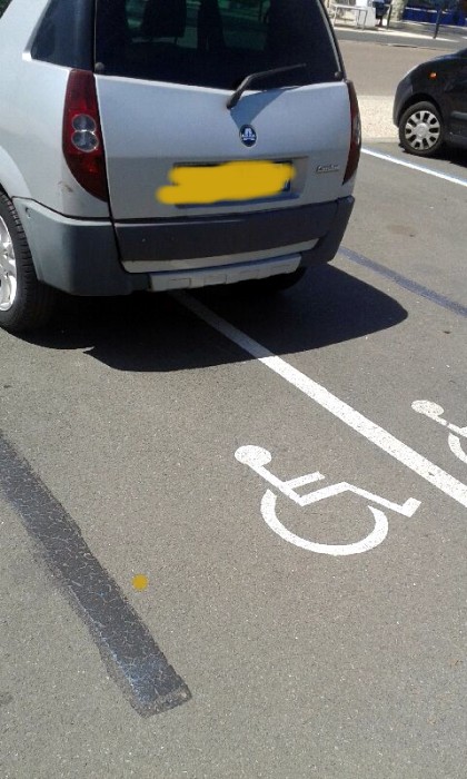 Voiture sans permis deux places handicap abus plainte lecteur coup gule lecteur reader site web Montceau-news.com 1906191