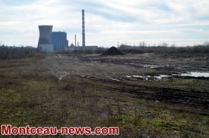 Montceau-les-Mines : Pose du panneau du permis de construire de la Centrale Photovoltaïque.