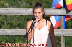 Coralie chante pour les soignants