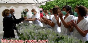 Montceau-les-Mines  : Du muguet pour le personnel soignant