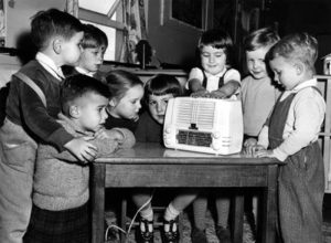 « 1930 : la radio scolaire de l’ouverture 2020 : la télévision scolaire du confinement » (Sortir)