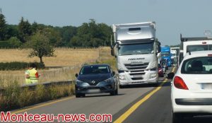 Une voiture en panne sur la RCEA