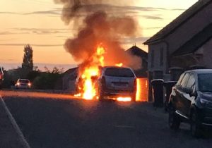 Faits divers – voiture en feu à Sanvignes