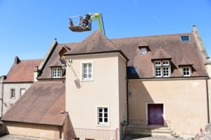 MONTCENIS : Les grands moyens pour un nid de guêpes dans la toiture de la Mairie