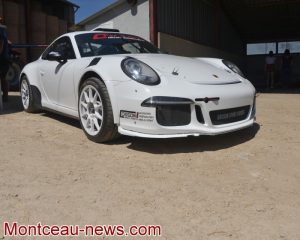 Voir notre vidéo – Il se prépare à prendre le départ du rallye de la Châtaigne…
