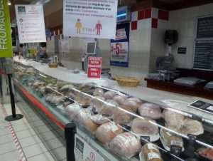 Un service traiteur, fromage à la coupe avec des horaires d’ouverture réduits