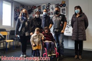 Les Black Roses et les P’tits malins 71 offrent un nouveau fauteuil roulant à Juline