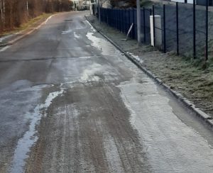 Une chaussée rendue dangereuse par l’évacuation d’eau défectueuse