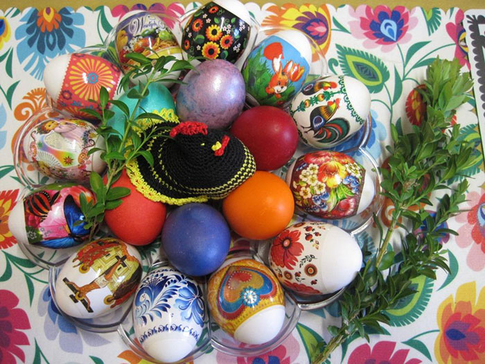 Teindre les œufs de Pâque en rouge : solutions et tradition