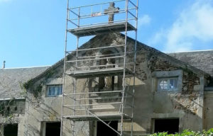 Bourbon-Lancy : Déboulonnage de la statue de Saint Louis