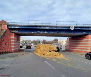 Montceau-les-Mines : le pont était trop bas !