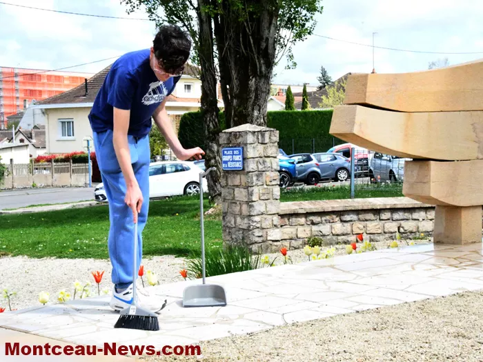 stele-jean-moulin-150425161038
