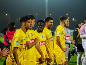 foot-yanis-2210251