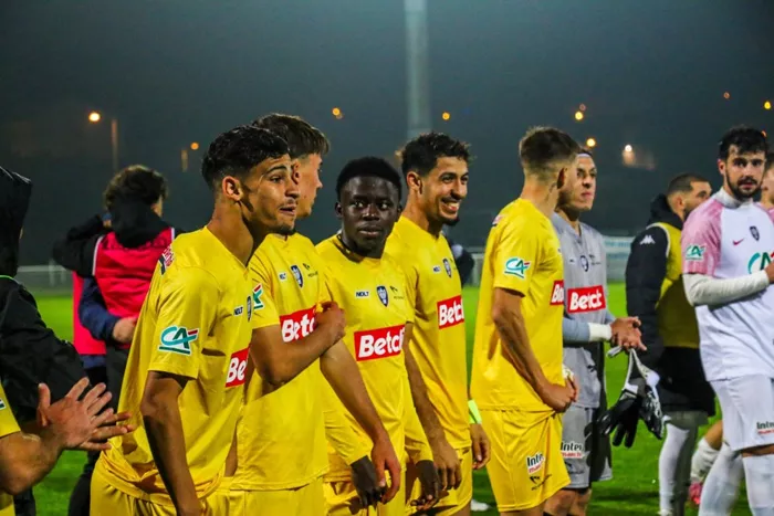 foot-yanis-2210251