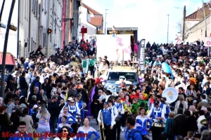 Blanzy – La foule pour le défilé de Carnaval